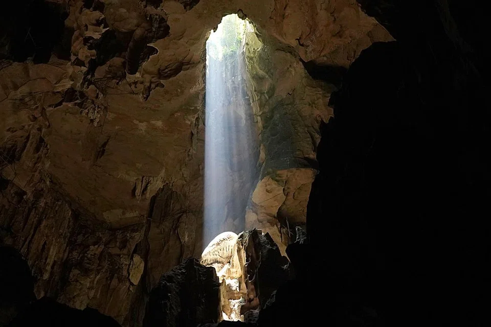 Pada waktu tengah hari, matahari akan berada tepat di atas satu kawasan di dalam Gua Bulan hinggakan sinaran cahaya akan melalui lubang di siling, menyerupai sinar bulan.