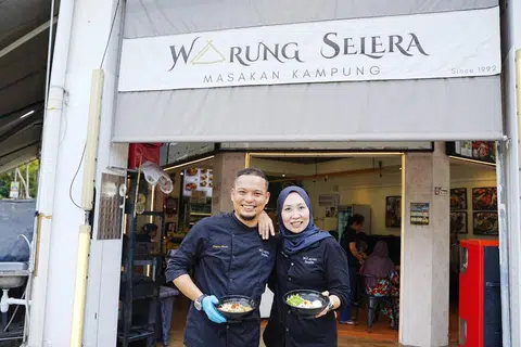 Pemilik generasi kedua Warung Selera Masakan Kampung, Cik Nashibah Tahar, bersama suamiya, Encik Sufian Ahmad, yang juga merupakan tukang masak utama di dapur itu. 