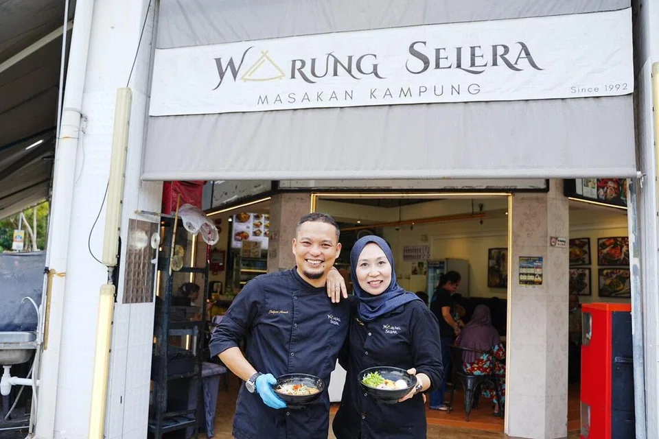 Pemilik generasi kedua Warung Selera Masakan Kampung, Cik Nashibah Tahar, bersama suamiya, Encik Sufian Ahmad, yang juga merupakan tukang masak utama di dapur itu. 