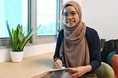 Menurut penolong guru kanan di Sekolah Admiral Hill, Cik Nur Syahidah Rasid, adalah penting pelajar di sekolah itu didedahkan kepada penggunaan komunikasi augmentatif dan alternatif (AAC) kerana “ia ibarat suara mereka”. 