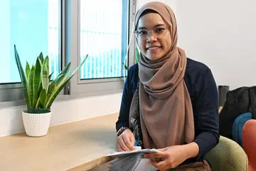 Menurut penolong guru kanan di Sekolah Admiral Hill, Cik Nur Syahidah Rasid, adalah penting pelajar di sekolah itu didedahkan kepada penggunaan komunikasi augmentatif dan alternatif (AAC) kerana “ia ibarat suara mereka”. 