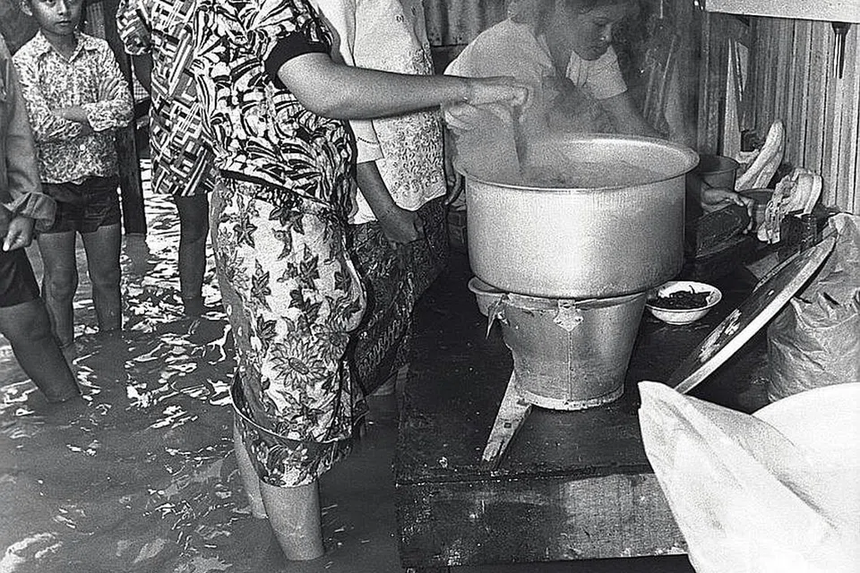 BERAYA DALAM BANJIR: Keluarga yang menetap di Jalan Ubi membuat persediaan Raya dalam gambar fail yang dipetik pada 1973.