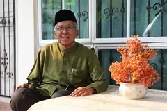 MASIH GIAT TABUR BAKTI: Meskipun sudah bersara dari Mahkamah Syariah pada 2006, Ustaz Sallim Jasman masih giat menabur bakti sebagai Naib Kadi secara sambilan dan mengajar di masjid setempat. - Foto BM oleh MARCELLIN LOPEZ