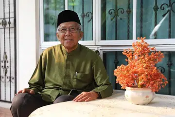 MASIH GIAT TABUR BAKTI: Meskipun sudah bersara dari Mahkamah Syariah pada 2006, Ustaz Sallim Jasman masih giat menabur bakti sebagai Naib Kadi secara sambilan dan mengajar di masjid setempat. - Foto BM oleh MARCELLIN LOPEZ