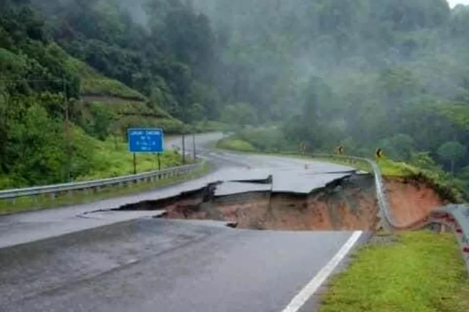 Jalan Kenyir, Kuala Berang ke Felda Aring di Kelantan, masih ditutup kepada semua lalu lintas berikutan berlaku mendapan dan runtuhan sejauh 400 meter akibat hujan lebat sejak 26 November.