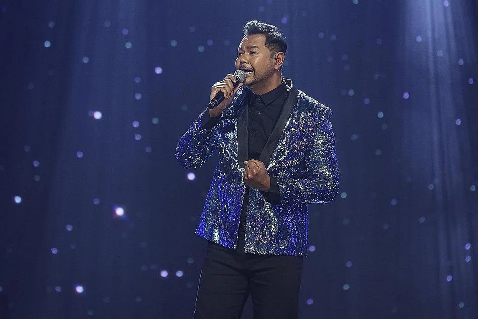 SESUAIKAN DIRI: Fuad Rahman dan Hazrul Nizam (atas) akui perlu banyak berlatih dan menyesuaikan diri kembali berada di pentas besar untuk atasi gementar dan kelemahan dari segi penghayatan dan teknik vokal.