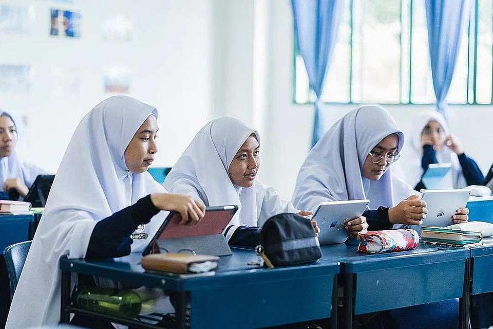 PENERIMA WAKAF ILMU: Para pelajar Madrasah Alsagoff Al-Arabiah dan Madrasah Aljunied Al-Islamiah ini antara yang meraih manfaat dari hasil Wakaf Ilmu. - Foto MUIS