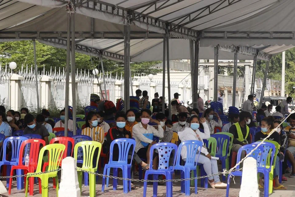 TUNGGU JALANI UJIAN: Pesakit menantikan giliran menjalani ujian Covid-19 di Phnom Penh, Kemboja, semalam. Pemerintah telah mula laksana sekatan pergerakan wilayah baratnya termasuk Koh Kong, Pursat, Battambang, Pailin, Banteay Meanchey, Oddor Meanchey, Preah Vihear dan Siem Reap mulai semalam hingga 12 Ogos bagi mengekal penularan varian Delta. - Foto EPA-EFE