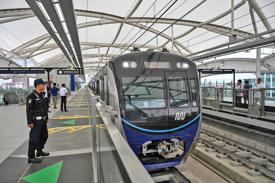 SEDIA PERJALANAN CEPAT DAN SELESA: Fasa pertama rangkaian MRT Jakarta memendekkan masa perjalanan dari selatan ibu kota itu di Lebak Bulus ke kawasan pusat perniagaannya di bulatan Hotel Indonesia kepada setengah jam dari dua jam sekarang. - Foto AFP 