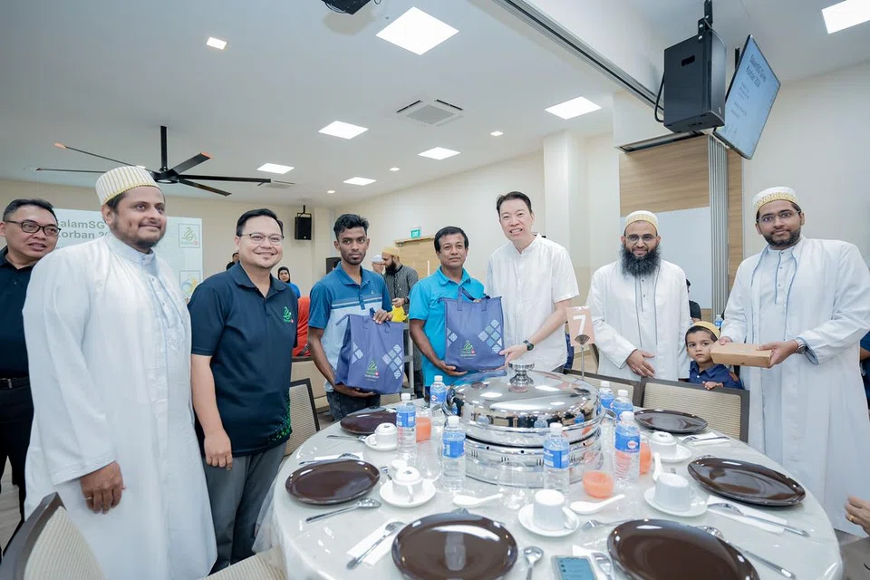 Anggota Parlimen (AP) Radin Mas, Encik Melvin Yong (tiga dari kanan), bergambar bersama para penerima daging korban, antaranya mereka yang menerima bantuan zakat, skim bantuan Kelab Masyarakat Radin Mas serta pekerja migran di Masjid Al-Amin pada 29 Jun. 