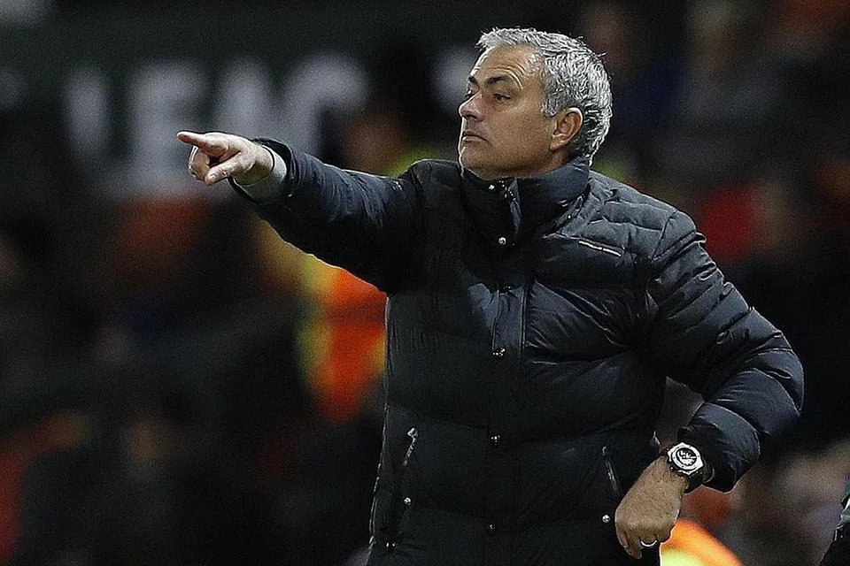 DIDAKWA LAGI: Kelakuan Jose Mourinho menendang sebotol air sewaktu perlawanan menentang West Ham United hujung minggu lalu telah menyebab beliau digantung satu perlawanan oleh Persatuan Bola Sepak (FA) England. - Foto REUTERS