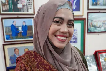 JIWA MASYARAKAT: Meskipun baru berusia 20 tahun, Cik Iman Farrar matang dalam menangani isu sosial wanita dan golongan pelarian di samping memajukan kerjaya seni. - Foto JAMIYAH SINGAPURA