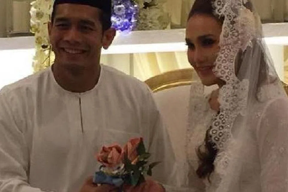 SELAMAT DIIJABKABUL: Artis popular Malaysia, Fahrin, menyempurnakan akad nikah dengan sekali lafaz apabila mengahwini isterinya, Elena, di Pusat Konvensyen Sime Darby Bukit Kiara, di sini pagi ini. - Foto BHM