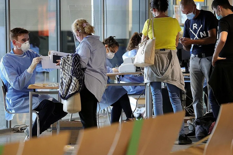 LAKUKAN UJIAN: Keupayaan melakukan ujian secara besar-besaran membantu pihak berkuasa untuk mengawal penularan Covid-19. - Foto EPA-EFE 