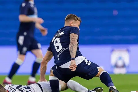 Pemain tengah Young Lions, Kai Whitmore (kanan), pernah beraksi dalam pertandingan besar di England seperti Piala FA dan Piala EFL.
