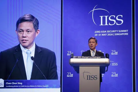 Menteri Pertahanan, Encik Chan Chun Sing, berucap pada sesi pleno mengenai Mengembangkan Perkongsian Keselamatan dalam Dunia yang Berpecah Belah di Dialog Shangri-La pada 31 Mei.
