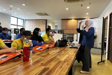 Pengasas dan pengerusi My Inspiring Journey Hub atau dikenali sebagai MIJ Hub, organisasi bukan untung yang menawarkan kurikulum akademik dan kemahiran hidup harian kepada golongan berkeperluan khas berusia empat hingga 40 tahun, Cik Faraliza Zainal (diri), menghargai dan berasa syukur dengan sumbangan yang dihulurkan kumpulan Mayday.