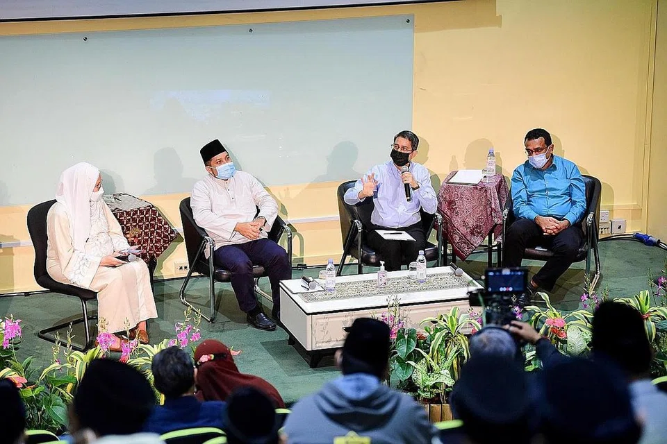 SEMINAR MADRASAH: Dr Faishal Ibrahim telah menghadiri sesi dialog bersama pelajar madrasah di Seminar Madrasah yang ke-6, anjuran Madrasah Aljunied Al-Islamiah, bertajuk "Ruang Bersama! Memperkukuhkan Perpaduan Sosial kita". - Foto MUIS.