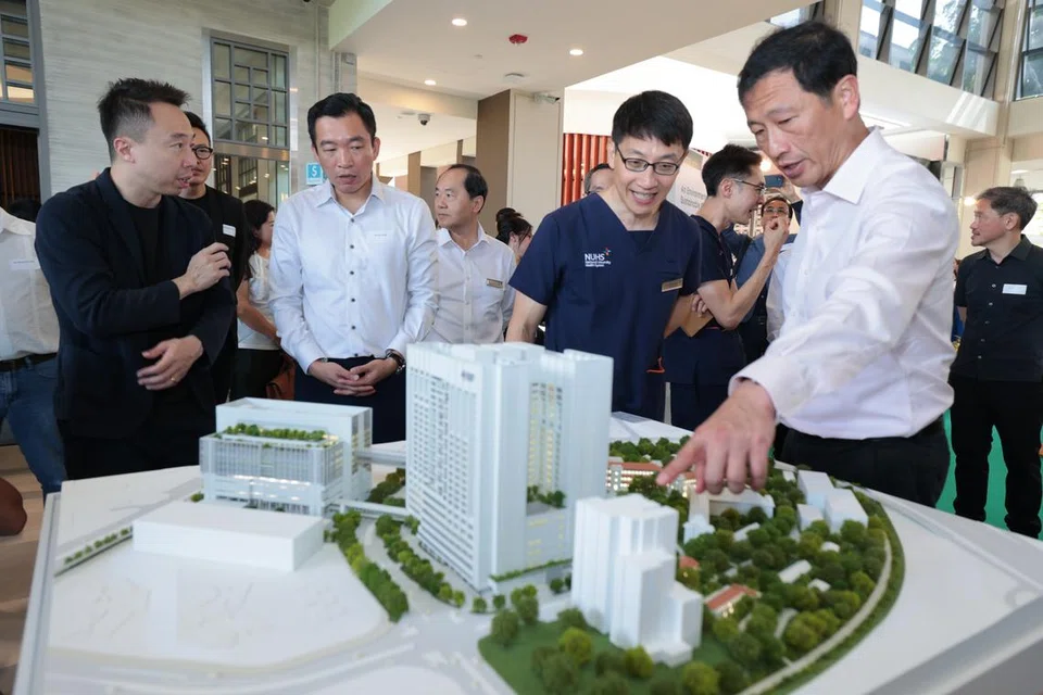 Menteri Kesihatan, Encik Ong Ye Kung (kanan), berkata pembangunan semula Hospital Alexandra  sebahagian daripada usaha Singapura  menyokong warga tua, termasuk meningkatkan kemudahan masyarakat dan prasarana agar  mesra warga emas.