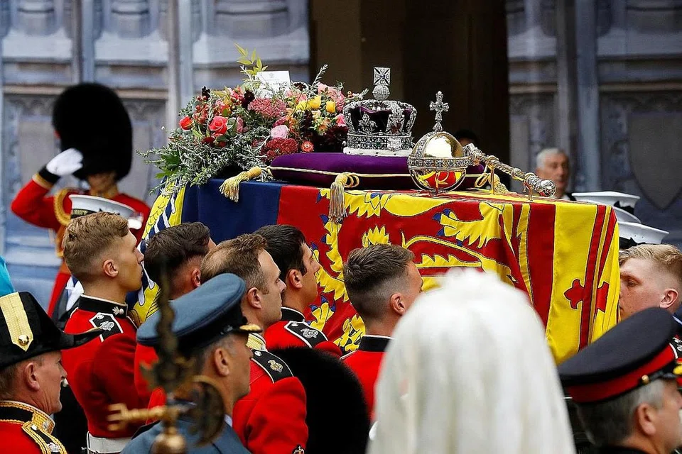 KERANDA DIUSUNG: Keranda Ratu Elizabeth II dengan Mahkota Imperial Negara terletak di atasnya dibawa ke Westminster Abbey di London, England semalam. - Foto-foto REUTERS