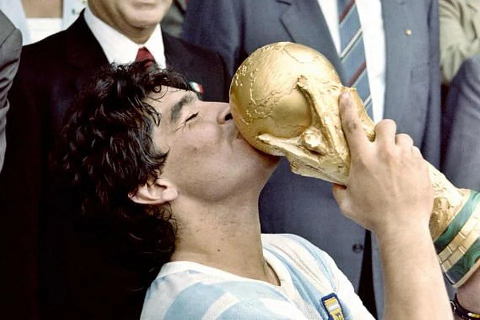 Maradona mencium Piala Dunia pada 1986. 