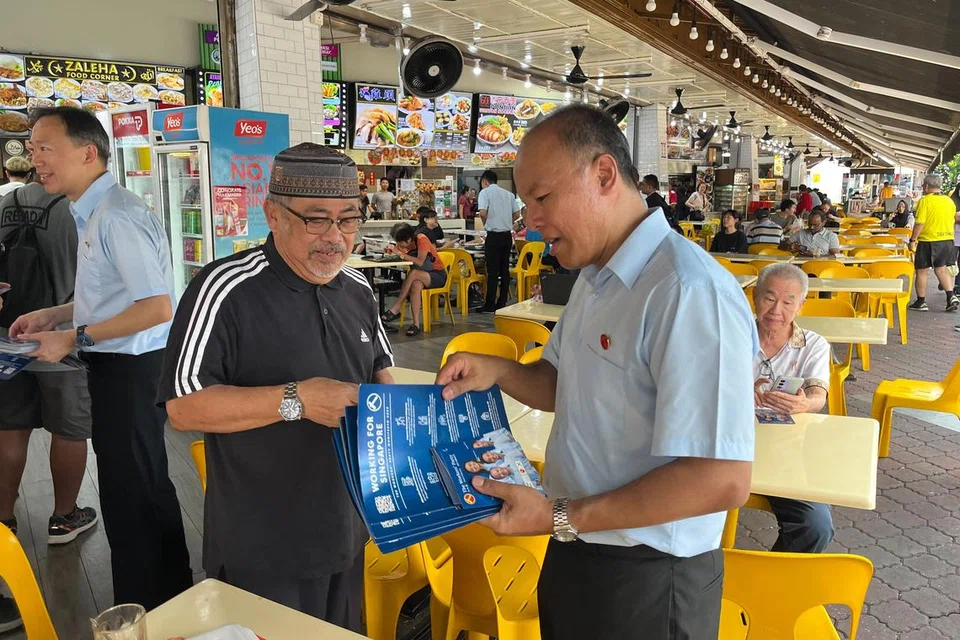 Selepas beberapa hari bertemu penduduk, Naib Pengerusi Parti Pekerja (WP), Encik Faisal Manap (kanan), berkata beliau menerima sokongan dan dorongan daripada penduduk Tampines.