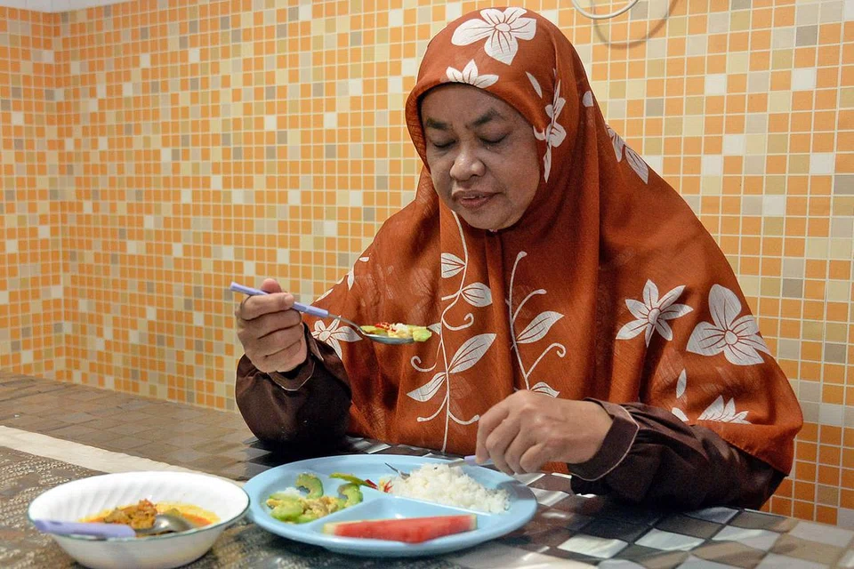 JAGA MAKAN: Selain makan secara sederhana, Cik Zaliha juga menitik beratkan pengambilan ubat sepanjang bulan puasa bagi memastikan kadar gula dalam darahnya tidak terlalu rendah hingga menyebabkan komplikasi. - Foto IMAN ALIF