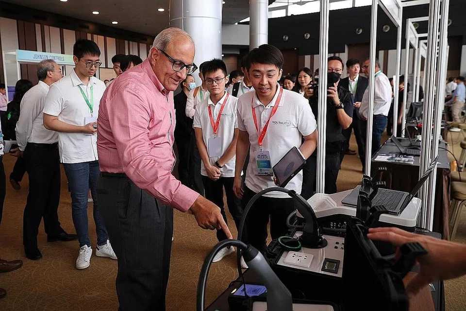TINJAU KEMUDAHAN BAYAR CAS KENDERAAN ELEKTRIK: Menteri Pengangkutan, Encik S. Iswaran, meninjau huraian bayar di titik bagi mengecas kenderaan elektrik Voltality semalam. - Foto BH oleh JASON QUAH