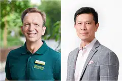 Encik Mike Barclay (kiri) akan bersara pada 31 Oktober selepas menerajui Mandai Wildlife Group sebagai Ketua Pegawai Eksekutif (CEO) Kumpulan selama 10 tahun. Beliau akan digantikan Encik Bennett Neo.