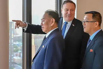 BERINTERAKSI: Gambar yang diberi Jabatan Negara Amerika menunjukkan Encik Kim Yong Chol (kiri) sedang berinteraksi dengan Encik Mike Pompeo (tengah) di New York kelmarin. - Foto AFP