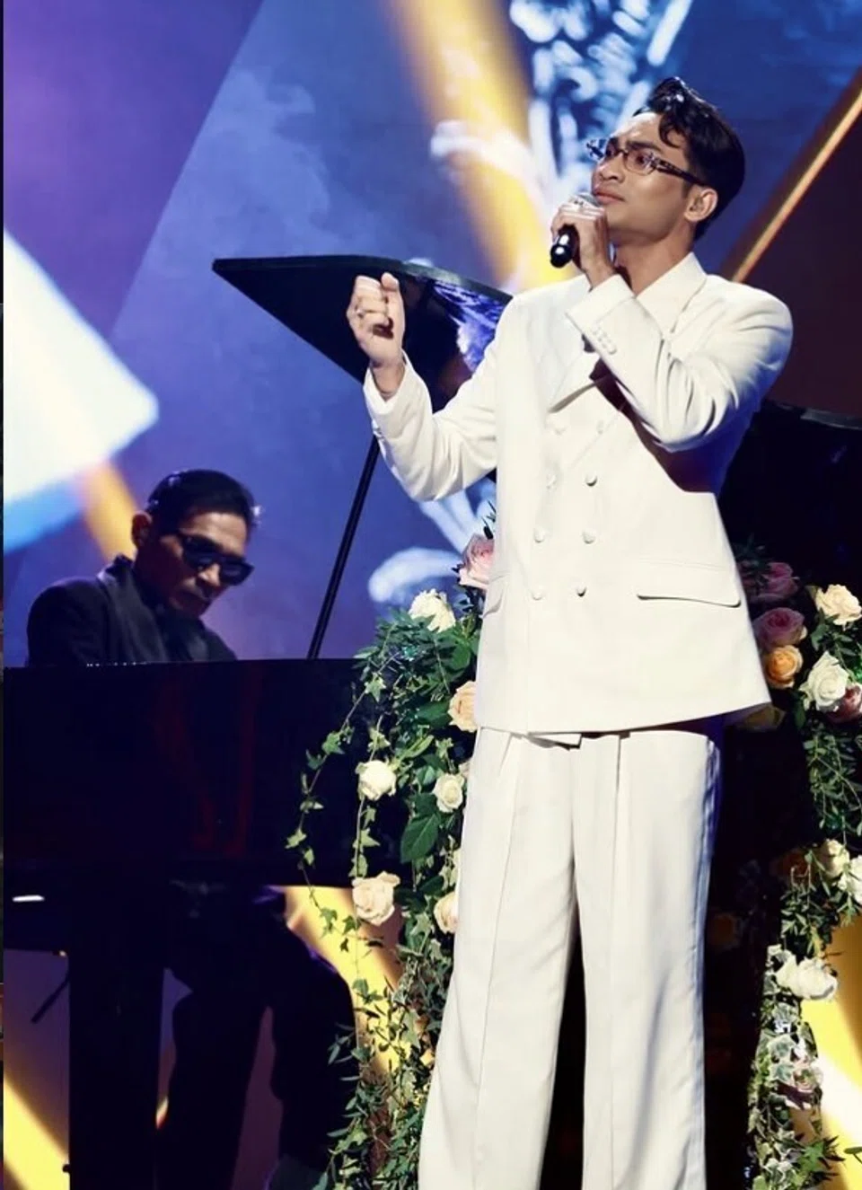 Hussain menyanyikan lagu ‘Seniman Menangis’, lagu asal bapa saudaranya, yang juga Raja Pop Malaysia, Datuk Jamal Abdillah di konsert akhir ‘Big Stage Rocketfuel’ yang diadakan di Auditorium Majlis Bandaraya Shah Alam (MBSA) pada 16 Ogos.
