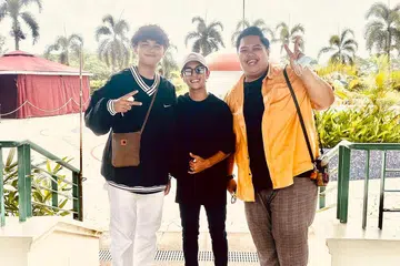 BERCUTI SAMBIL TEROKA PELUANG: Penyanyi dan pelakon Malaysia, Aiman Tino (tengah), mengharapkan rezeki menyanyi dan meniaga kembali di Singapura dengan sempadan Singapura-Malaysia dibuka tanpa ujian dan kuarantin. Bersamanya dalam kunjungan ke Singapura minggu lalu ialah sahabat dan rakan niaganya di Singapura, Cef Haikel Ismail (kanan), dan artis baru Universal Music Singapore, Syaz Smooth. - Foto ihsan CEF HAIKEL ISMAIL
