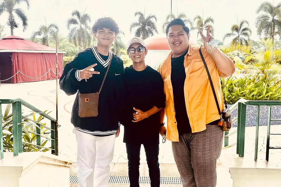 BERCUTI SAMBIL TEROKA PELUANG: Penyanyi dan pelakon Malaysia, Aiman Tino (tengah), mengharapkan rezeki menyanyi dan meniaga kembali di Singapura dengan sempadan Singapura-Malaysia dibuka tanpa ujian dan kuarantin. Bersamanya dalam kunjungan ke Singapura minggu lalu ialah sahabat dan rakan niaganya di Singapura, Cef Haikel Ismail (kanan), dan artis baru Universal Music Singapore, Syaz Smooth. - Foto ihsan CEF HAIKEL ISMAIL
