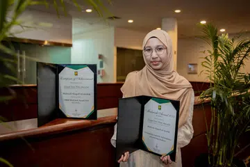 Pelajar Prauniversiti Satu Madrasah Alsagoff Al-Arabiah, Sofiyyah Mohd Amirullah, 17 tahun merupakan pelajar Madrasah yang menerima anugerah LBKM bagi kategori Sijil Am Pelajaran (GCE) Peringkat ‘O’. 