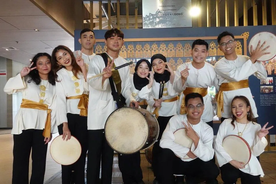 GHAIRAH BUAT PERSEMBAHAN: Persembahan Kelab Bahasa dan Budaya Melayu SMU (SMU-MLCC) membuka tirai hari kedua acara Rentak Budaya 2023 yang turut dihadiri Menteri Negara (Ehwal Dalam Negeri merangkap Pembangunan Negara), Profesor Madya Dr Muhammad Faishal Ibrahim.