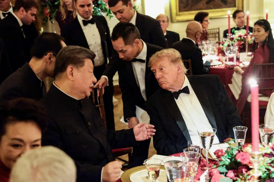 Presiden China, Encik Xi Jinping (kiri), dan Presiden Amerika Syarikat, Encik Donald Trump, berbual semasa majlis makan malam negara di Rumah Putih, Washington, pada 24 September 2026.