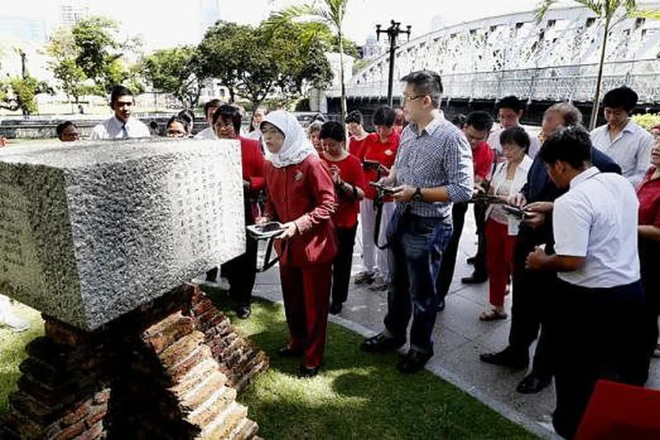 JEJAK PRESIDEN DILANCARKAN: Speaker Parlimen, Cik Halimah Yacob (bertudung putih), di Batu Asas yang merupakan salah satu daripada tujuh tempat tarikan bagi Jejak Presiden. - Foto THE STRAITS TIMES