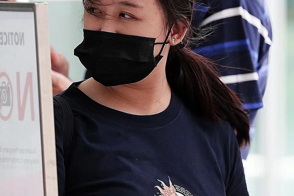 ESTHER TAN LING YING: Semasa perbicaraan, pelajar bidang lakonan di London, Britain, ini mendakwa dia tidak mengesyaki dia mempunyai koronavirus, dan bahawa arahan Notis Jangan Keluar Rumah (SHN) membingungkan. - Foto BH oleh KELVIN CHNG