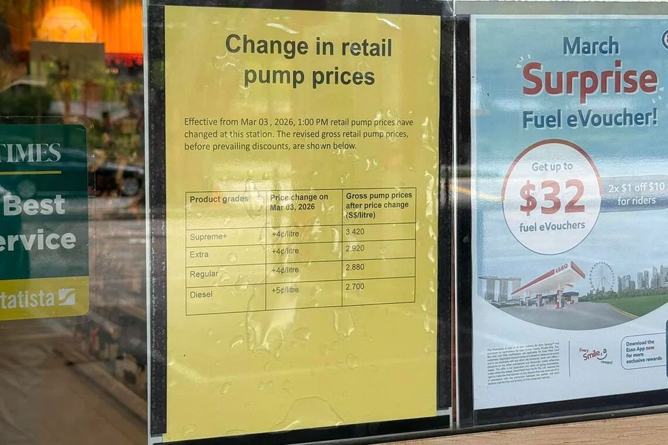 Notis yang dipamerkan oleh Esso di stesen minyak Ang Mo Kio pada 4 Mac memaklumkan pelanggan tentang kenaikan harga petrol.