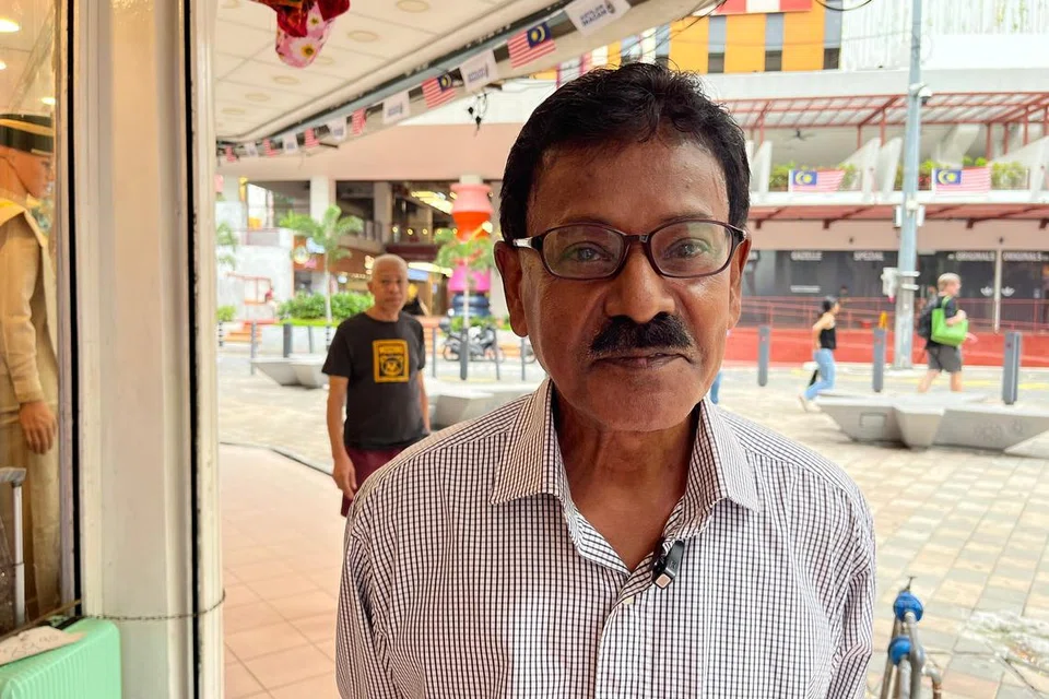 Pengurus khidmat pelanggan di sebuah kedai pakaian di Jalan Masjid India, Kuala Lumpur, Encik M Nathan, mengakui premisnya hilang pelanggan sejak kejadian tanah jerlus itu. 