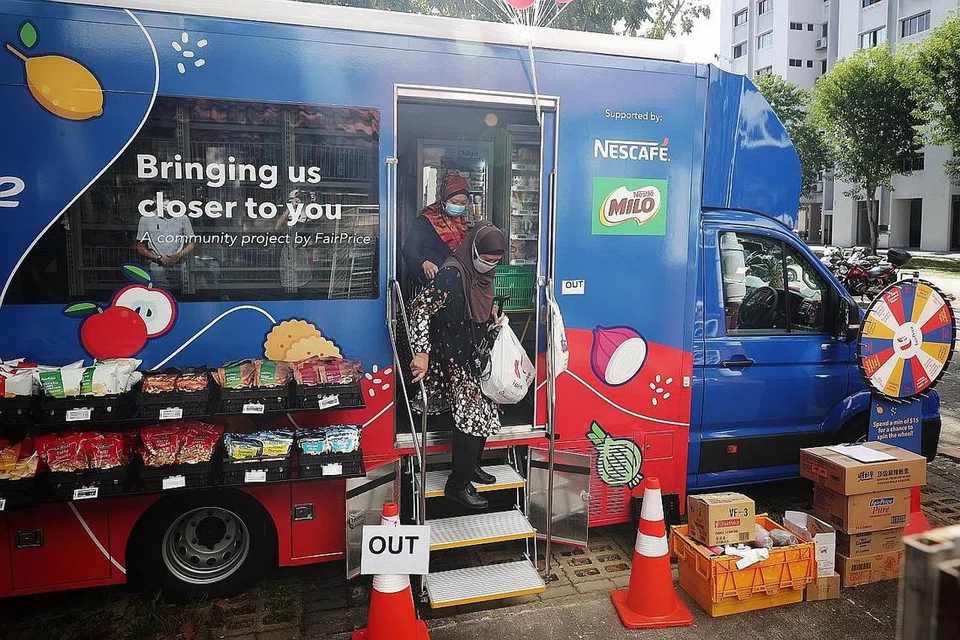DIPERLUAS: FairPrice akan memperluas serta mempertingkatkan lagi daya usaha 'FairPrice on Wheels' yang dilancarkan April lalu. Mulai semalam, sebuah lori akan meronda ke kawasan perumahan terpilih, terutama kawasan dengan bilangan besar warga tua. - Foto BH oleh JASON QUAH
