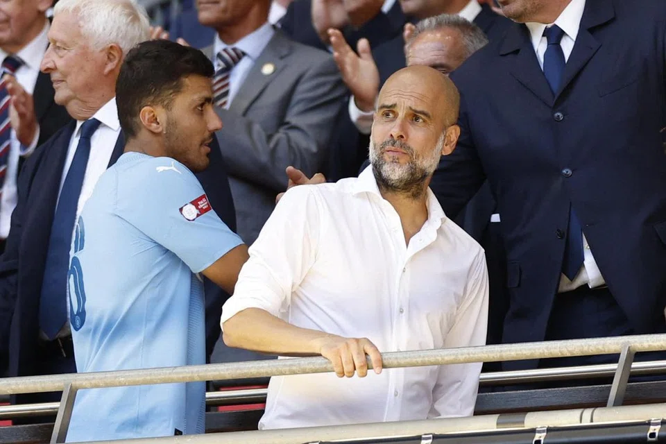 AGAK KETERLALUAN: Pep Guardiola berkata penggubal dasar tidak mendapatkan pandangan mereka yang terlibat dalam perlawanan bola sepak berkaitan peraturan masa kecederaan baru, selepas pasukannya melepaskan satu gol pada minit ke-101 semasa perlawanan pembukaan musim Perisai Masyarakat menentang Arsenal.