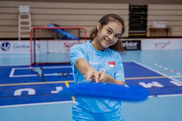 GHAIRAH BERAKSI: Pemain floorball wanita Singapura, Siti Nurhaliza Khairul Anuar, dilantik sebagai salah seorang daripada 16 duta dalam projek GoGirls! untuk Kejohanan Floorball Dunia Wanita 2023.