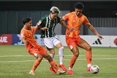 Walaupun tidak menjaringkan gol, penyerang Geylang International Ryoya Taniguchi (tengah) tetap mengancam benteng pertahanan Hougang United di Our Tampines Hub pada 26 Oktober. Beliau membantu pasukannya untuk mendapatkan kemenangan 3-0 ke atas Hougang, dan mempertahankan kedudukan teratas Liga Perdana Singapura (SPL) mereka selepas lima minggu aksi perlawanan.