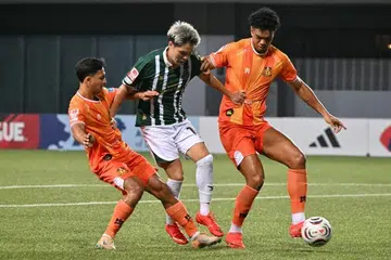 Walaupun tidak menjaringkan gol, penyerang Geylang International Ryoya Taniguchi (tengah) tetap mengancam benteng pertahanan Hougang United di Our Tampines Hub pada 26 Oktober. Beliau membantu pasukannya untuk mendapatkan kemenangan 3-0 ke atas Hougang, dan mempertahankan kedudukan teratas Liga Perdana Singapura (SPL) mereka selepas lima minggu aksi perlawanan.