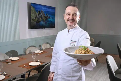 Cef Gero Di Maria Mohammed Omar di restoran Kucina di Kinex Mall.