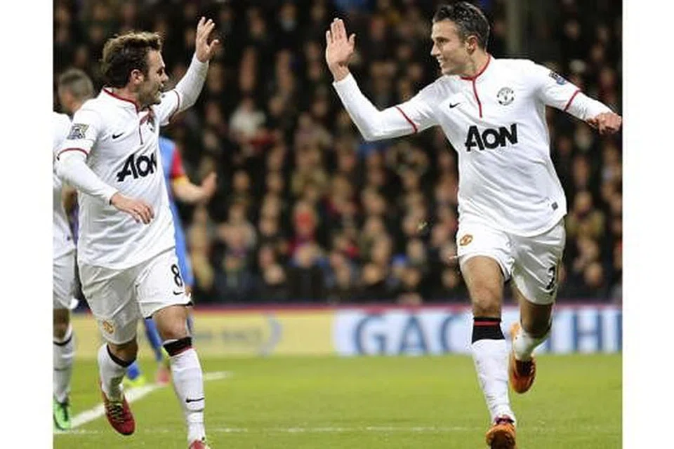 GANDINGAN HARAPAN: Manchester United dijangka menggantungkan harapan pada gandingan (dari kiri) Juan Mata dan Robin van Pesie untuk meletakkan semula kelab itui di laluan kemenangan. - Foto REUTERS