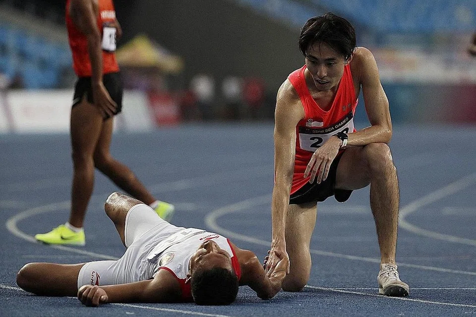 JADI INSPIRASI: Pelari Singapura Soh Rui Yong (kanan) mendapat pujian ramai kerana memberi secawan air kepada pesaingnya, Rikki Marthin Luther Simbolon, dalam acara final 10,000 meter lelaki. - Foto-foto REUTERS