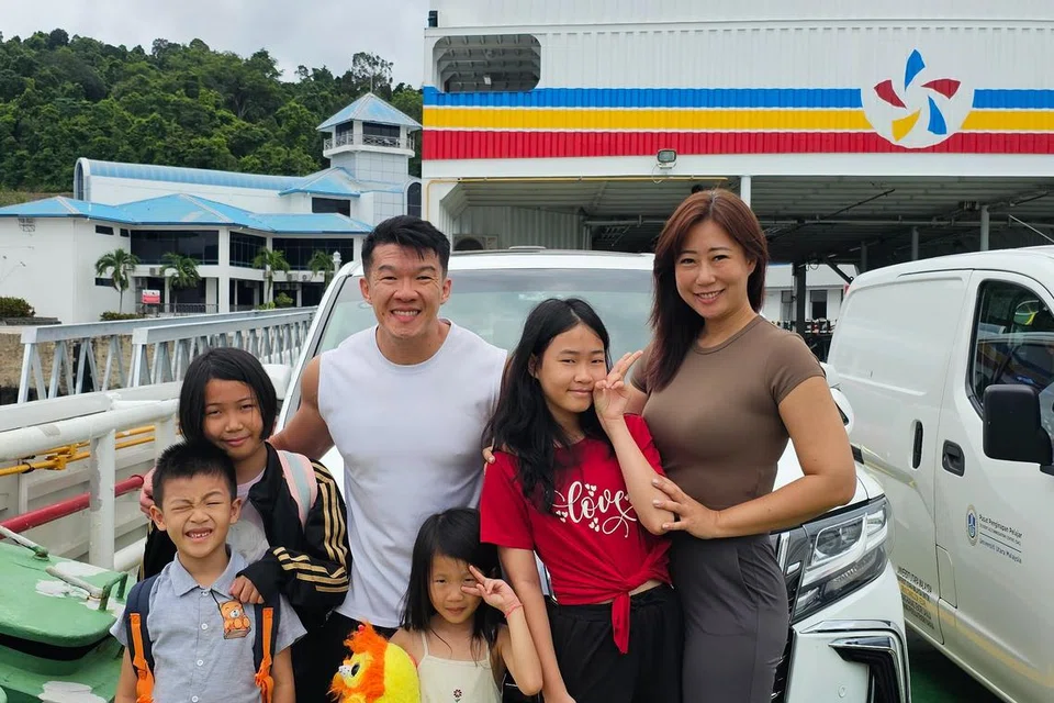 Cik Low Xiaoqi (paling kanan) dan suaminya, Encik Benny Tan (tiga dari kiri), berkunjung ke Langkawi bersama anak-anak mereka (dari kiri) Leroy Tan, Leila Tan, Benny Tan, Lerrisa Tan dan Leann Tan.