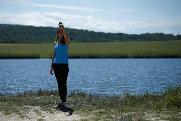 Seorang wanita mengambil selfie dekat tasik Bazaleti di Georgia pada Julai 2016. Dalam 'kematian selfie' di Pakistan, Safia Atif sedang cuba mengambil selfie apabila dia tergelincir lalu terjatuh ke dalam sungai dan mati lemas. Ibu bapanya maut ketika cuba menyelamatkannya. 